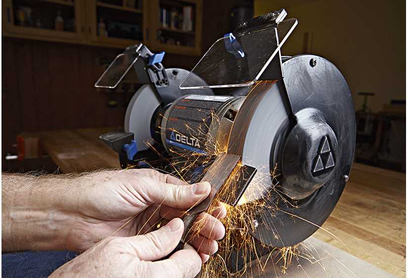 How to properly use a grinding wheel for wood lathe tools